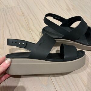 CROCS Brooklyn Low Wedge Platform Sandals Black & Mushroom 10